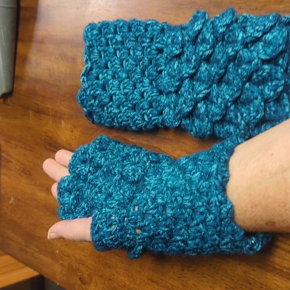 Hand Crafted Luxury Dragon Scale / Mermaid Fingerless Texting Gloves - Picture 3 of 5